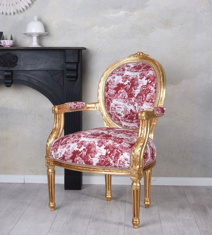 Semifotoliu auriu antichizat cu tapiterie alba cu desene rosii