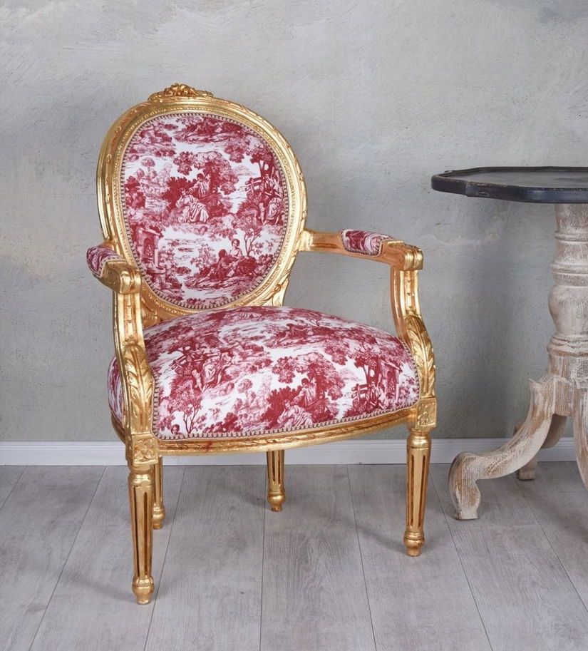 Semifotoliu auriu antichizat cu tapiterie alba cu desene rosii