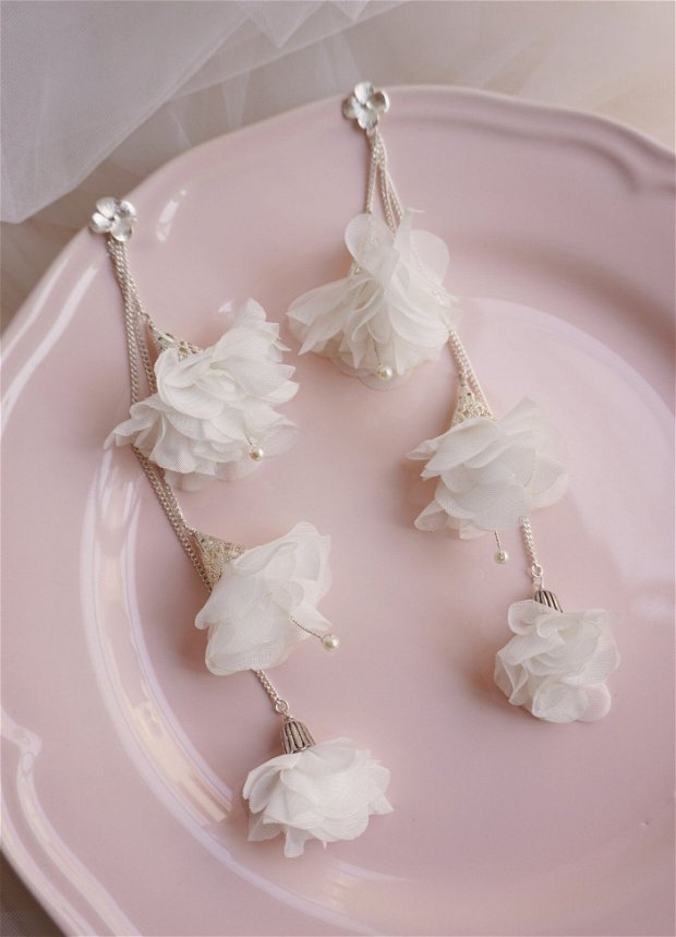 Cercei lungi cu flori albe si perle