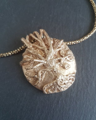 Pandantiv de autor, Pomul Vietii, din bronz auriu, cu agatatoarea creata din crengi si elemente florale decoative pe partea din spate a pandantivului