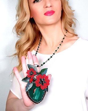 Vandut -Colier Pandantiv - Green Heart of Red Flowers