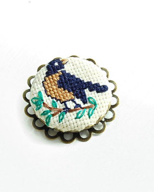 Brosa cu broderie manuala
