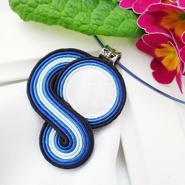 Pandantiv soutache albastru cu sidef