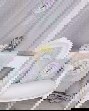 Napron nostalgic cu un medalion cu trandafiri