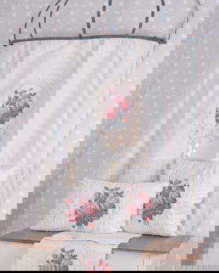 Perdeluta nostalgica cu trandafiri