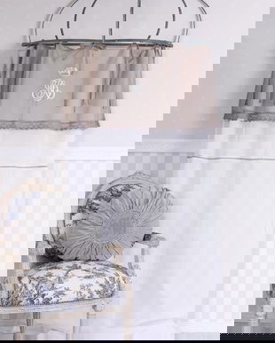 Perdeluta nostalgica cu un model