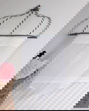 Perdeluta scurta cu un model