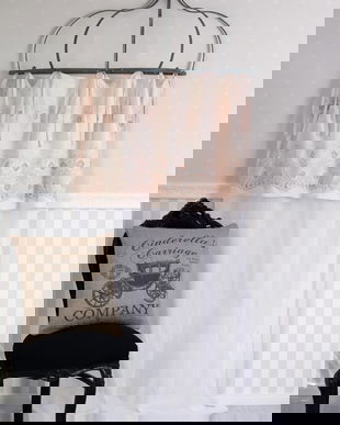 Perdeluta nostalgica cu un model