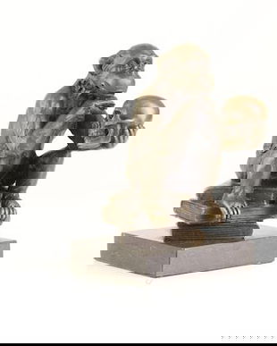 Maimuta cu un craniu-statueta din bronz pe un soclu din marmura