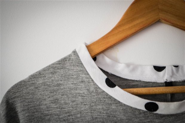 Tricou din  jerseu subțire gri cu tiv nefinisat și bordură contrastantă