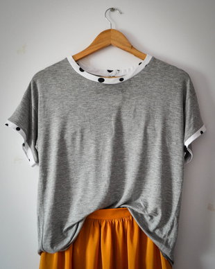 Tricou din  jerseu subțire gri cu tiv nefinisat și bordură contrastantă