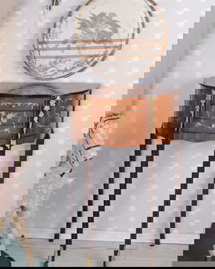 Comoda din lemn masiv cu un furnir deosebit