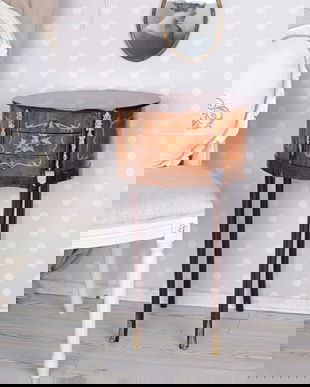 Comoda din lemn masiv cu un furnir deosebit