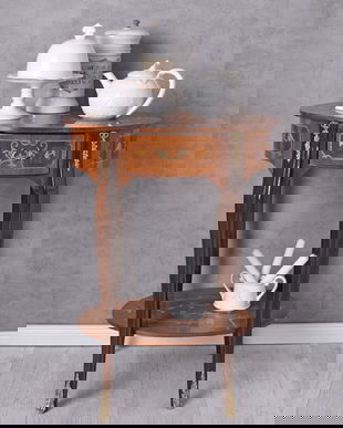 Comoda din lemn masiv cu un furnir deosebit