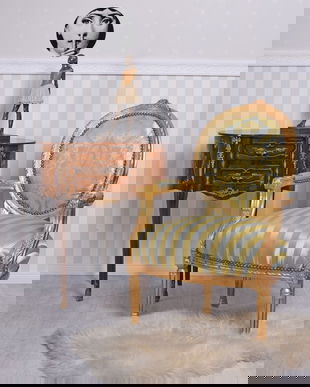 Comoda din lemn masiv cu un furnir deosebit