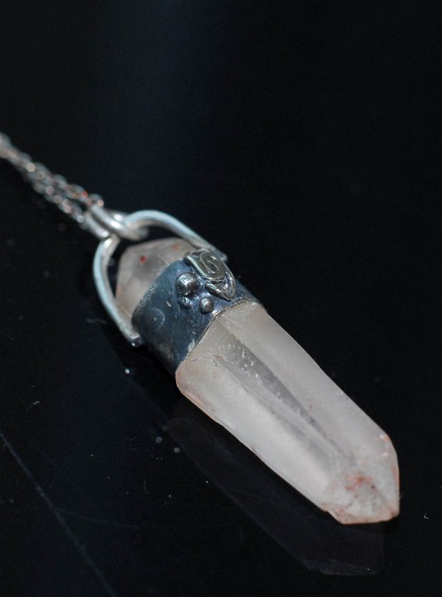 Pandantiv cristal cuart roz, cu un cristal camad mic, montat in argint cu lanț la baza gatului