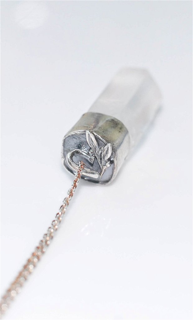 Pandantiv cristal cuart, montat in argint cu lanț la baza gatului