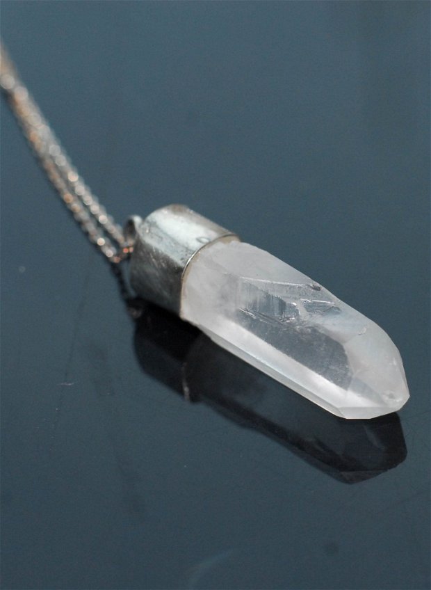 Pandantiv cristal cuart, montat in argint cu lanț la baza gatului