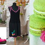 Rochie negră accesorizată cu flori și puțin roz