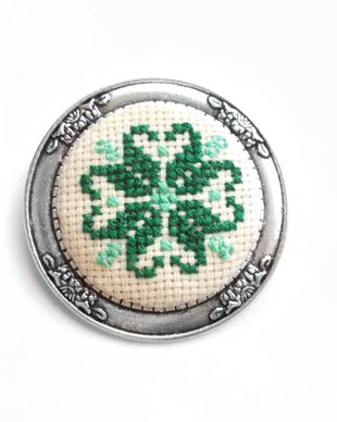Brosa argintie cu broderie manuala