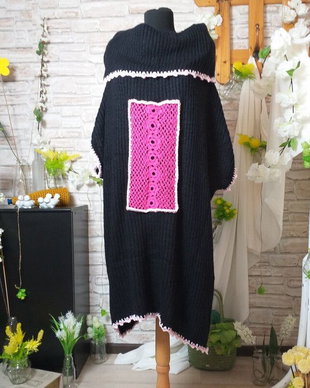 Rochie tricotată, accesorizată cu macarons