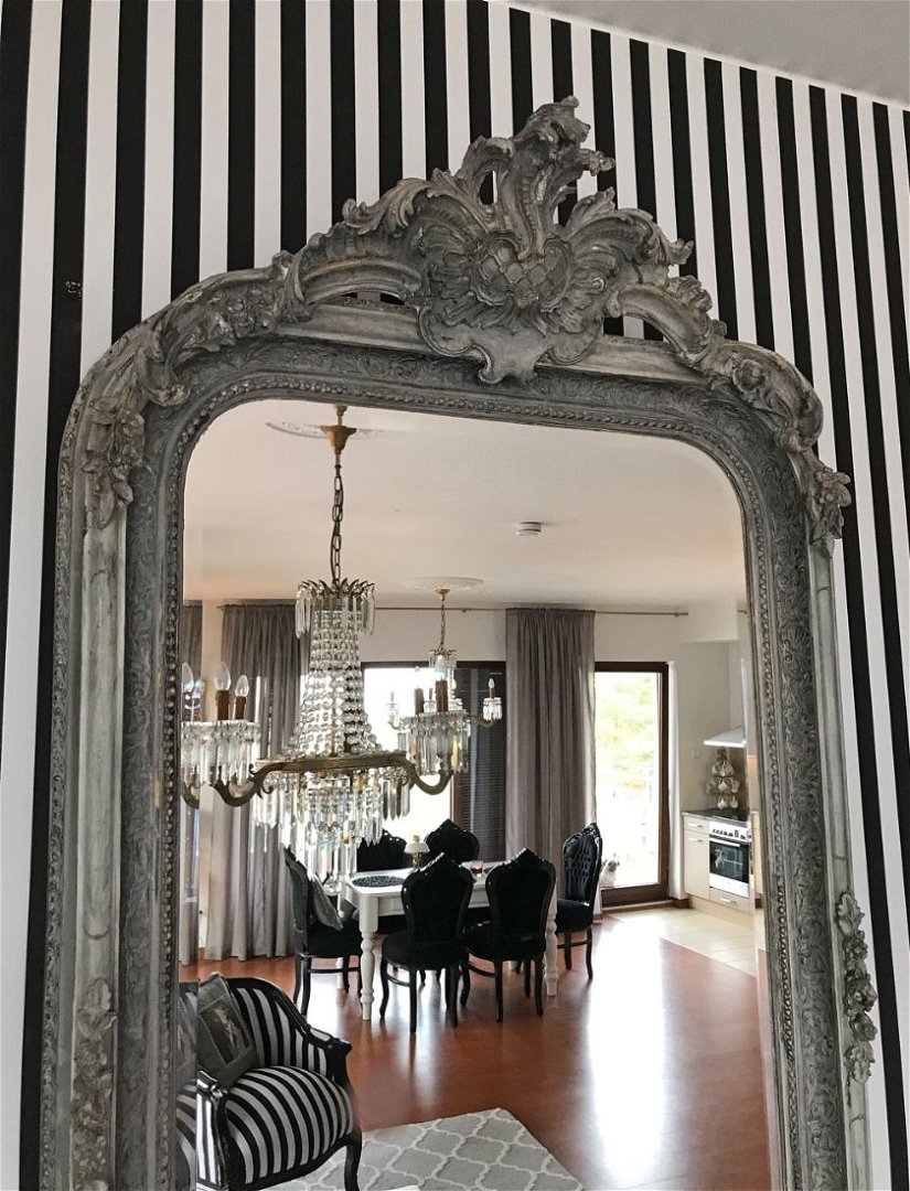 Oglinda baroc din cristal cu o rama gri antichizat cu decoratiuni