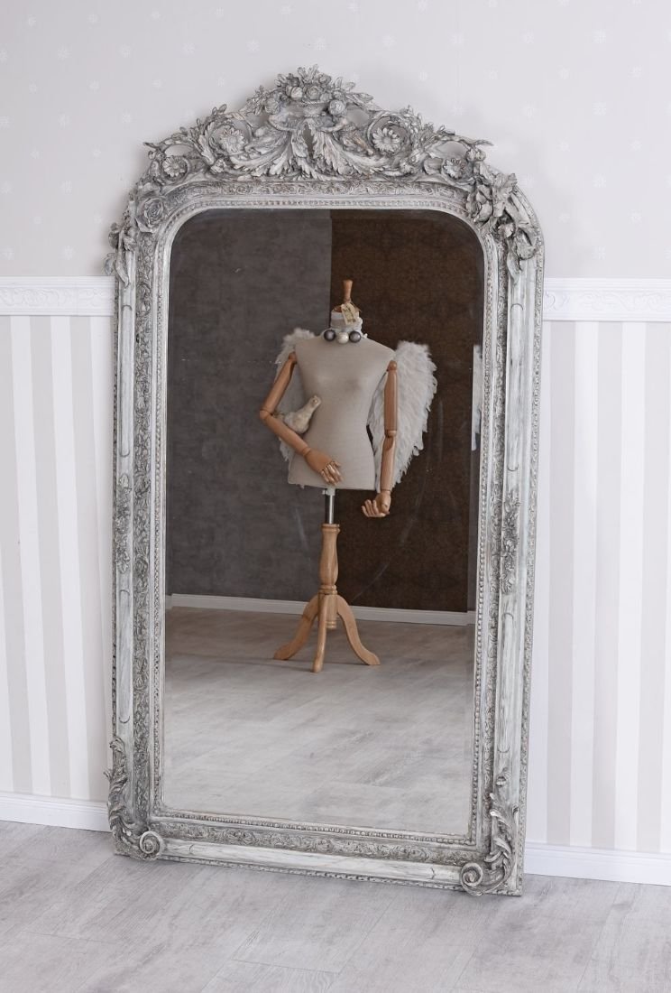 Oglinda baroc din cristal cu o rama gri antichizat cu decoratiuni