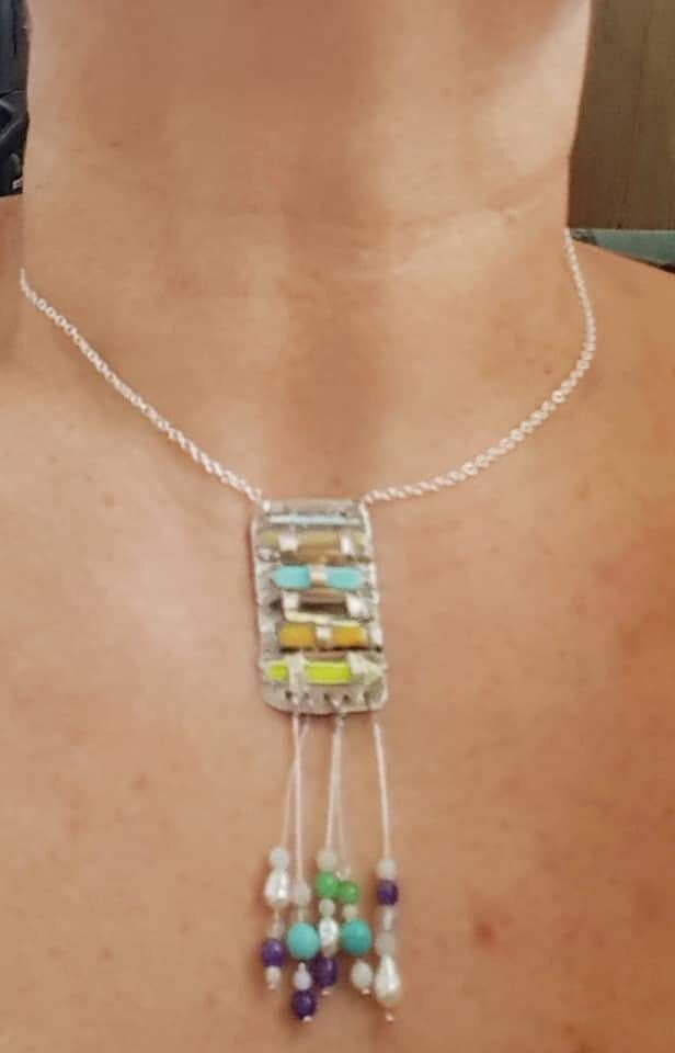 Colier cu pandantiv de autor, tip amuleta, în forma de împletită cu argint fin și baghete colorate de sticla și cu franjuri din pietre naturale (ametist, opal, aventurin, cuart, apatit) , perle de apa dulce