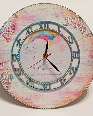 Ceas din lemn, decorat manual, personalizabil