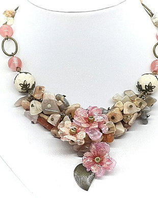 Colier floral cu piatra lunii si cuart cherry