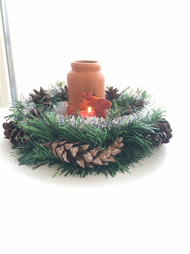 Set Coronita Crăciun si suport ulei esențial-clopoțel ceramic. Coronita este împodobita cu conuri brad, conuri pin si ren rosu