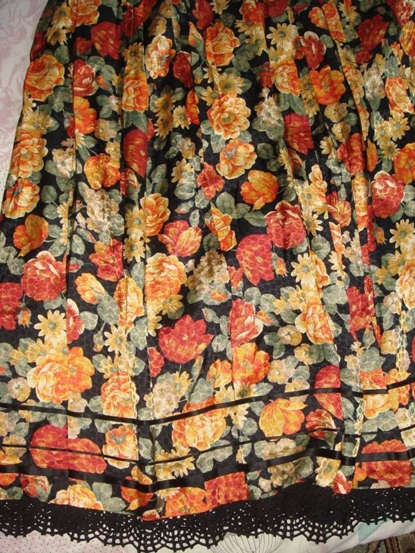 Fusta vintage bavareza, din vascoza, cu imprimeu floral colorat
