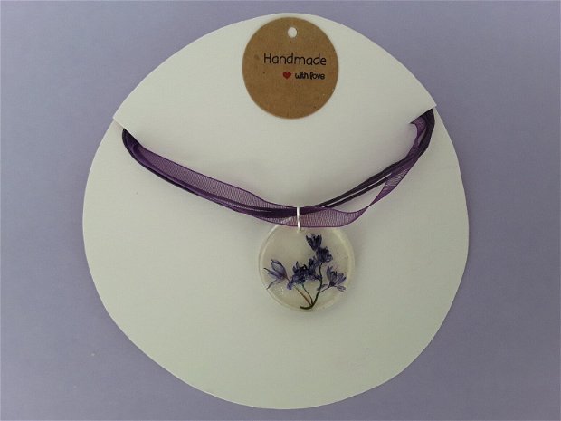 Colier cu pandantiv din rasina si flori naturale violet