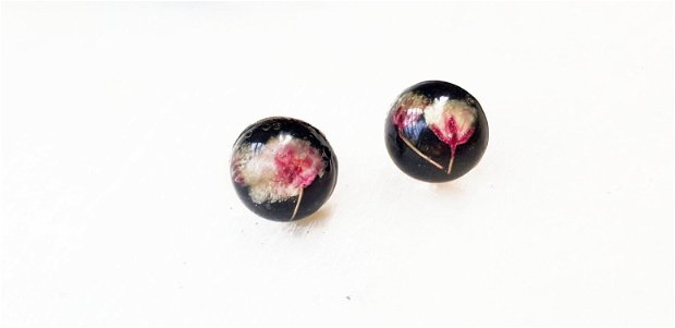 Cercei din flori naturale roz cu alb pe fond negru, cu montura din inox auriu