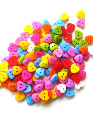 30 x nasturi din plastic. Nasturasi colorati. Nasturi 12 mm. Inimioare