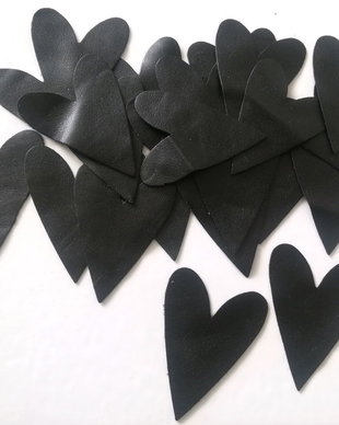 Inimioare negre decupate din imitatie piele
