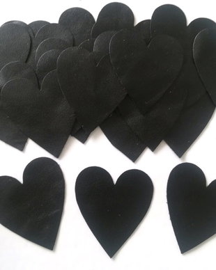 Inimioare negre decupate din imitatie piele
