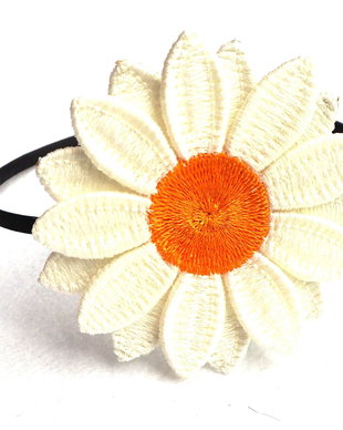 Cordeluta cu floare margareta brodata