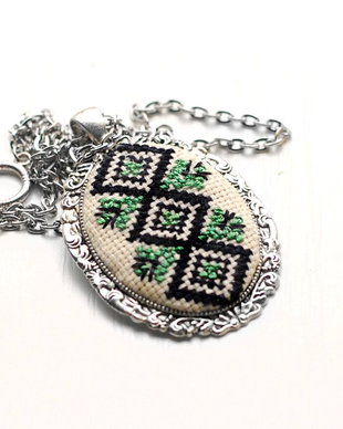 Colier cu broderie manuala