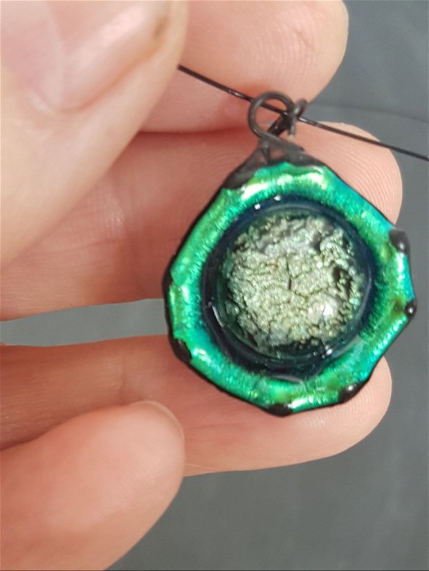 pandantiv unicat in forma de floare, din sticla dicroica verde cu cabochon de sticla dicroica cu irizatii oliv