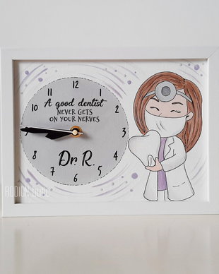 Ceas dentista pictat manual personalizat cu nume