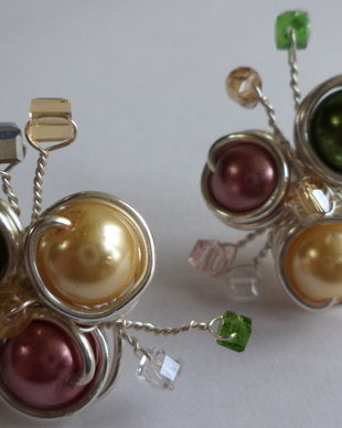 Cercei handmade cu tija,din sarma ,perle din sticla si cristale