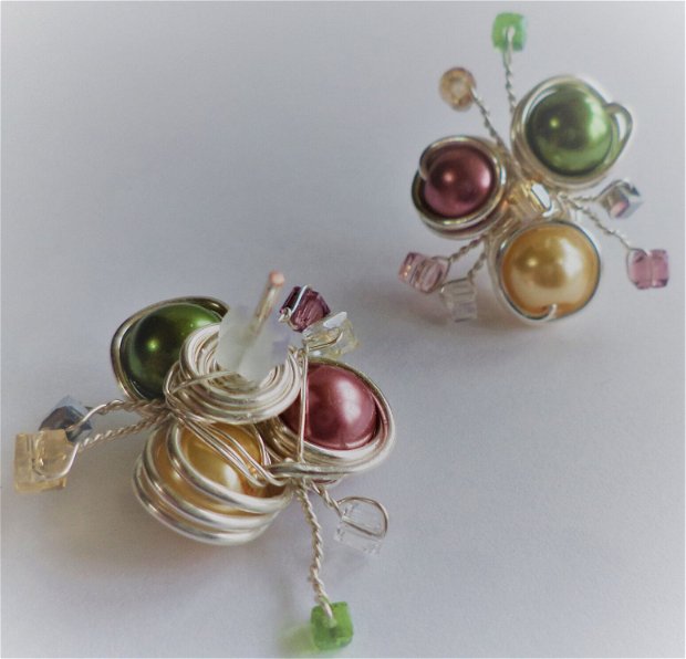 Cercei handmade cu tija,din sarma ,perle din sticla si cristale