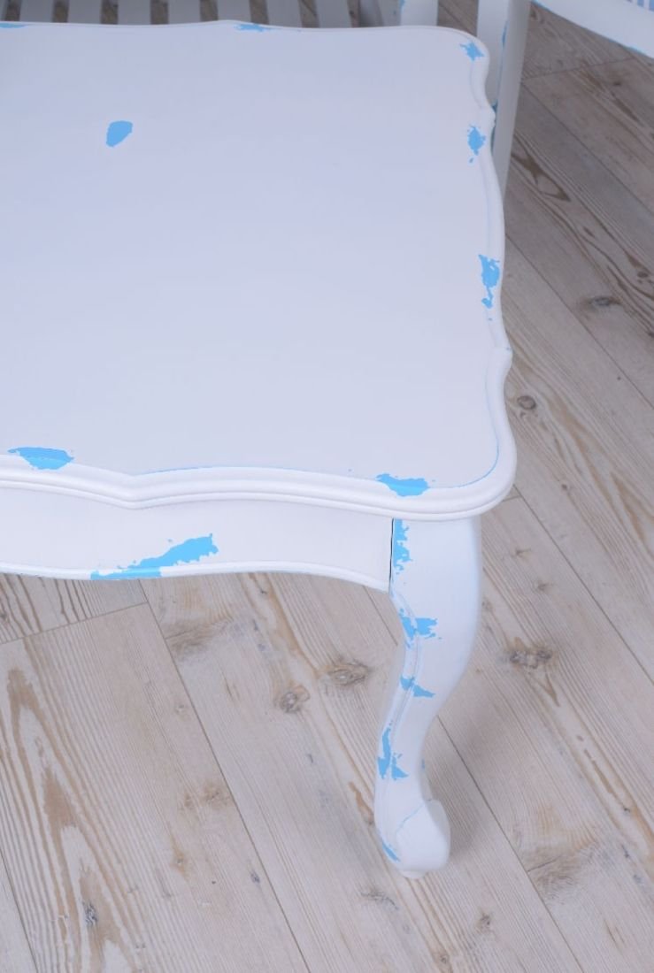 Masa din lemn masiv alb cu picatele albastre