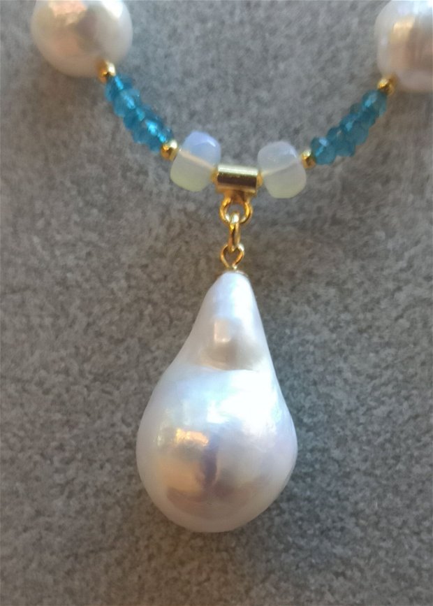 Colier din pietre naturale de apatit, opal etiopian si perle kasumi, cu accesorii de argint aurit