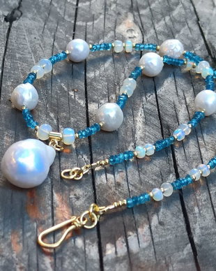 Colier din pietre naturale de apatit, opal etiopian si perle kasumi, cu accesorii de argint aurit
