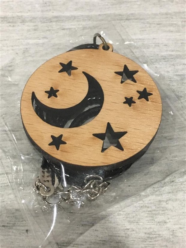 Medalion lemn decupat cu luna si stele