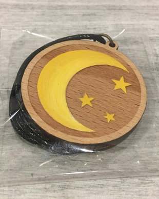 Medalion lemn gravat si pictat cu luna si stele