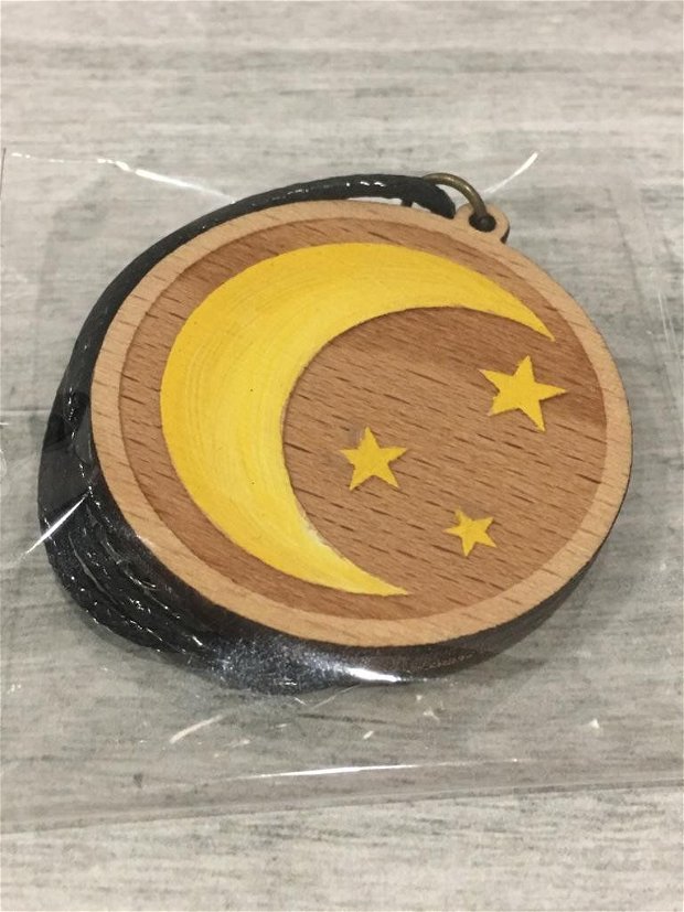 Medalion lemn gravat si pictat cu luna si stele