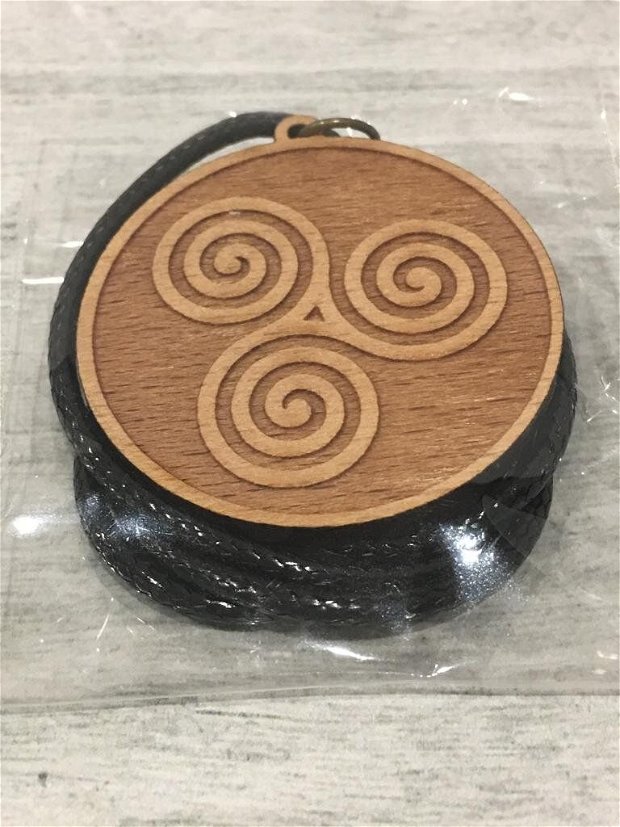 Medalion lemn spirale Triskelion